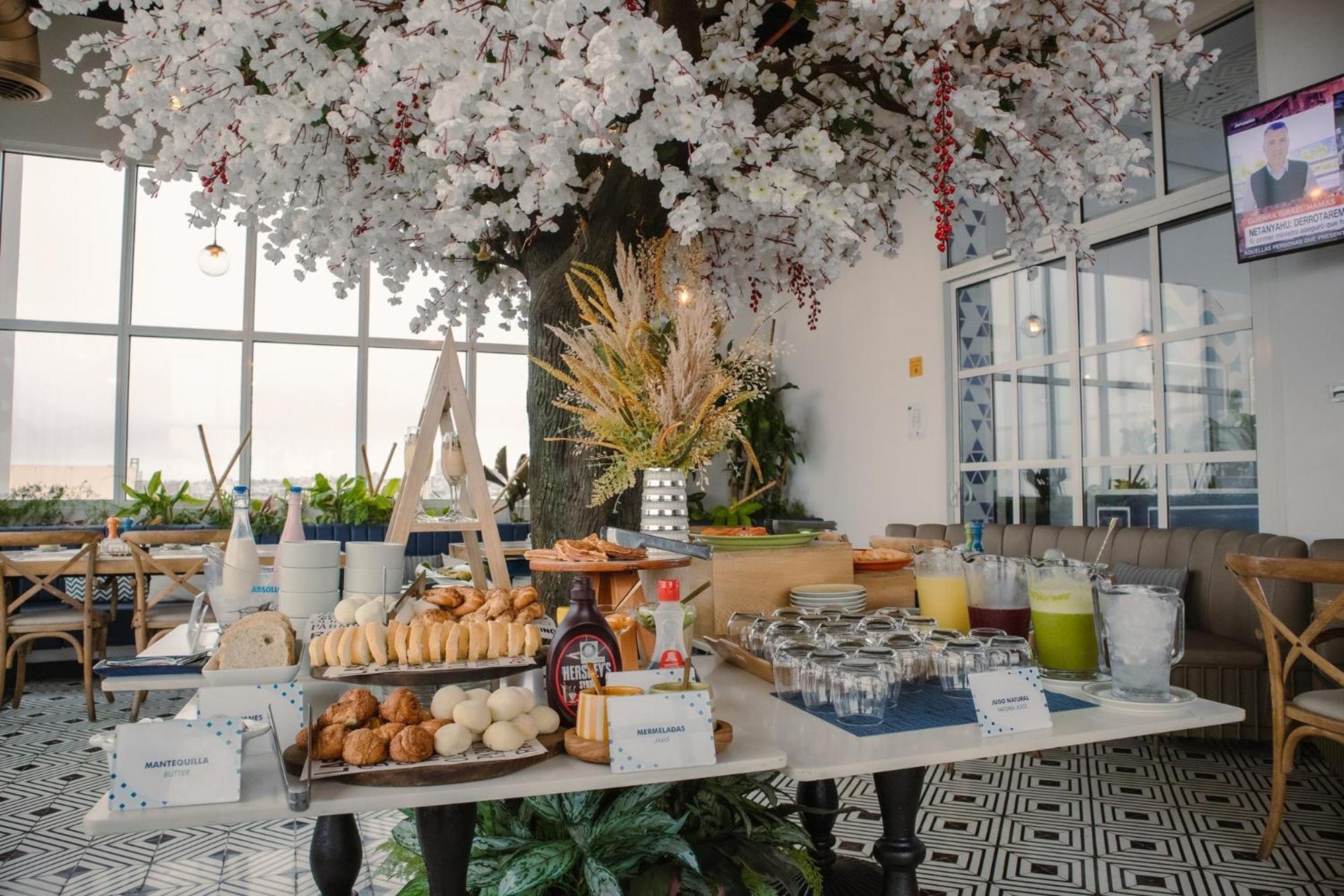 Faranda Collection Barranquilla, A Member Of Radisson Individuals Barranquilla (Atlantico) Exterior foto Sakura Buffet at the 360° Sky Lounge